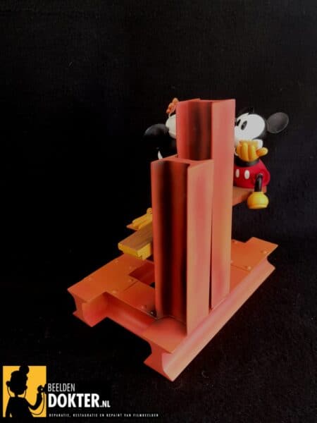 Mickey op de bouwplaats na reparatie