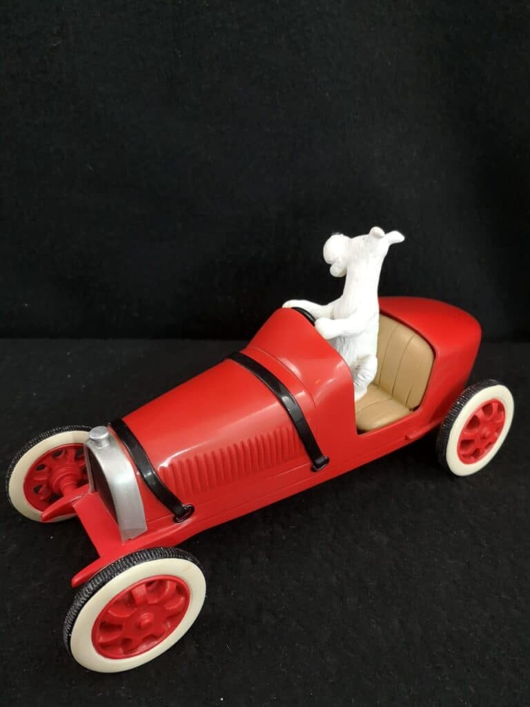 Bobbie in de rode auto na restauratie 001 Bobbie in de rode auto na restauratie 001