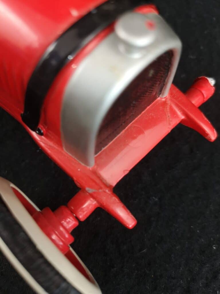 Bobbie in de rode auto voor restauratie 001 Bobbie in de rode auto voor restauratie 001