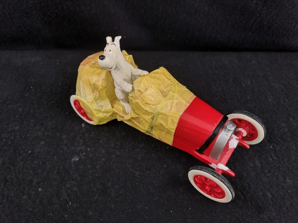 Bobbie in de rode auto voor restauratie 003 Bobbie in de rode auto voor restauratie 003